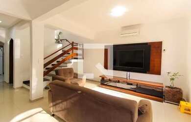 Imagem: A casa possui 4 Dormitórios, 3 Banheiros, 3 Vagas na garagem