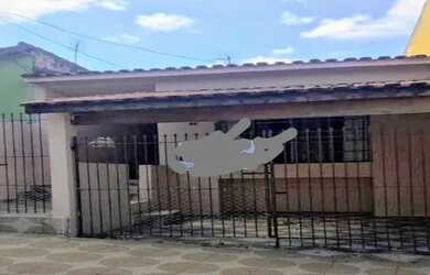 Imagem: A casa possui 4 Dormitórios, 2 Banheiros, 1 Vaga na garagem