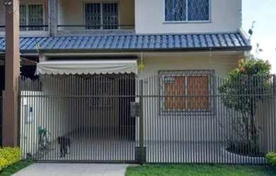 Imagem: A casa possui 3 Dormitórios, 2 Banheiros, 2 Vagas na garagem