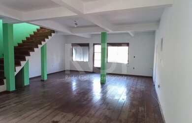 Imagem: A casa possui 4 Dormitórios, 5 Banheiros, 2 Vagas na garagem