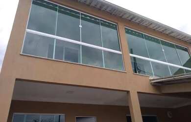 Imagem: A casa possui 2 Dormitórios, 3 Banheiros e 1 Vaga na garagem