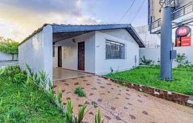 Imagem: A casa possui 3 Dormitórios, 2 Banheiros, 2 Vagas na garagem