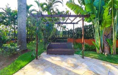 Imagem: A casa possui 5 Dormitórios, 4 Banheiros, 5 Vagas na garagem