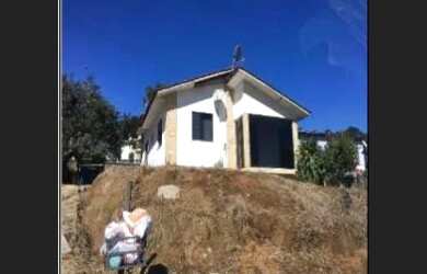 Imagem: A casa possui 2 Dormitórios, 1 Banheiro, 1 Vaga na garagem