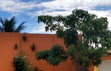 Imagem: A casa possui 4 Dormitórios e 4 Vagas na garagem e está localizado