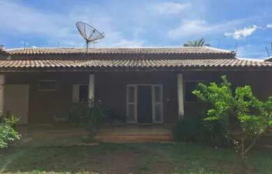 Imagem: A casa possui 3 Dormitórios, 2 Banheiros, 100m² de Área e