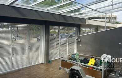 Imagem: A casa possui 4 Dormitórios, 1 Banheiro, 4 Vagas na garagem