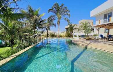 Imagem: A casa possui 4 Dormitórios, 5 Banheiros, 5 Vagas na garagem