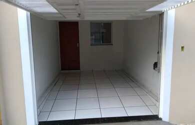 Imagem: A casa possui 3 Dormitórios, 1 Banheiro, 2 Vagas na garagem