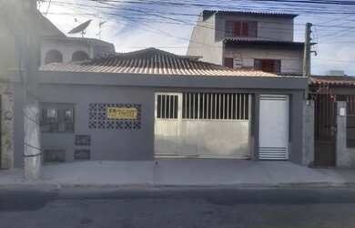 Imagem: A casa possui 3 Dormitórios, 2 Banheiros, 1 Vaga na garagem