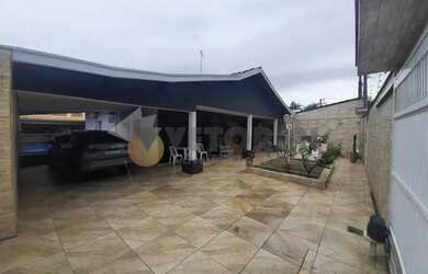 Imagem: A casa possui 3 Dormitórios, 3 Banheiros, 4 Vagas na garagem