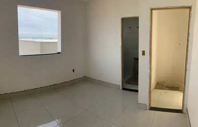 Imagem: A casa possui 2 Dormitórios, 2 Banheiros, 2 Vagas na garagem