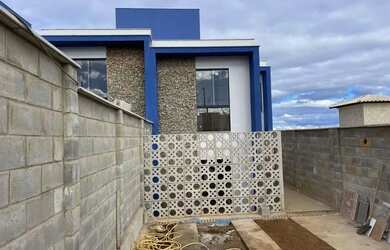 Imagem: A casa possui 3 Dormitórios, 2 Banheiros, 2 Vagas na garagem