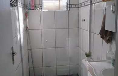 Imagem: A casa possui 2 Dormitórios, 1 Banheiro, 2 Vagas na garagem