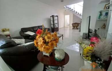 Imagem: A casa possui 3 Dormitórios, 4 Banheiros, 5 Vagas na garagem