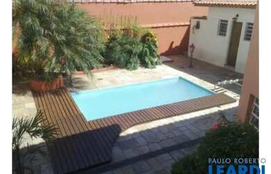 Imagem: A casa possui 4 Dormitórios, 3 Banheiros, 3 Vagas na garagem