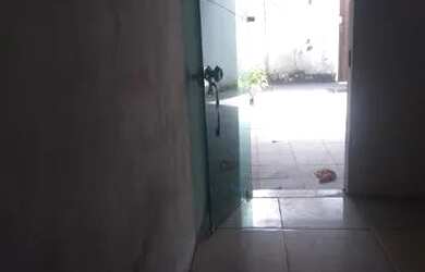 Imagem: A casa possui 2 Dormitórios, 1 Banheiro, 1 Vaga na garagem