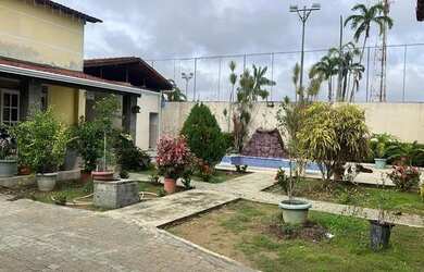 Imagem: A casa possui 5 Dormitórios, 1 Banheiro, 5 Vagas na garagem