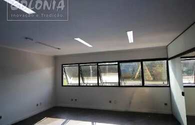 Imagem: O depósito possui 1 Vaga na garagem, 450m² de Área e está