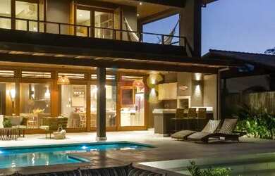 Imagem: A casa possui 4 Dormitórios, 5 Banheiros, 3 Vagas na garagem