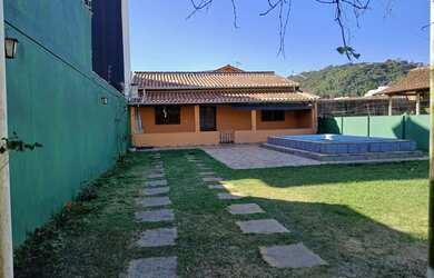 Imagem: A casa possui 1 Dormitório, Acomodam 5 pessoas e está localizado