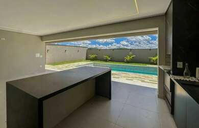 Imagem: A casa em condomínio possui 4 Dormitórios, 2 Banheiros, 5