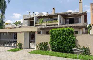 Imagem: A casa possui 4 Dormitórios, 5 Banheiros, 3 Vagas na garagem