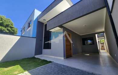 Imagem: A casa possui 3 Dormitórios, 2 Banheiros, 2 Vagas na garagem