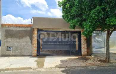 Imagem: A casa possui 3 Dormitórios, 2 Banheiros, 2 Vagas na garagem