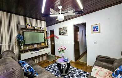 Imagem: A casa possui 3 Dormitórios, 1 Banheiro, 2 Vagas na garagem