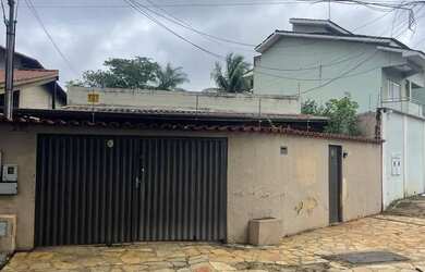 Imagem: A casa possui 3 Dormitórios, 2 Banheiros, 3 Vagas na garagem