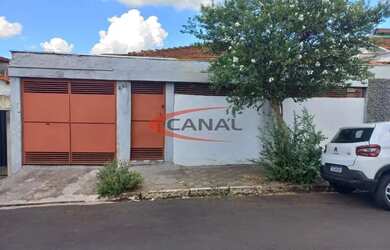 Imagem: A casa possui 3 Dormitórios, 1 Banheiro, 1 Vaga na garagem