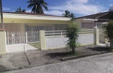 Imagem: A casa possui 2 Dormitórios, Acomodam 10 pessoas, 3 Vagas na