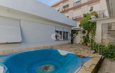 Imagem: A casa possui 3 Dormitórios, 4 Banheiros, 2 Vagas na garagem