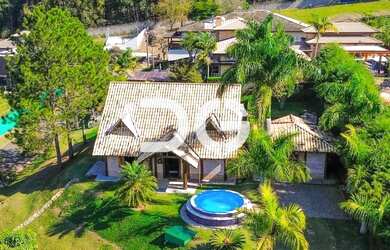 Imagem: A casa em condomínio possui 4 Dormitórios, 4 Banheiros e 330m²