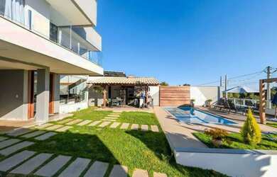 Imagem: A casa possui 4 Dormitórios, 4 Banheiros, 2 Vagas na garagem