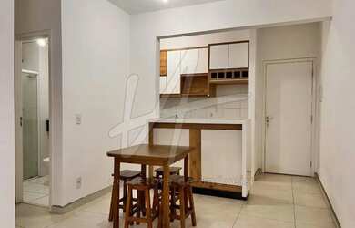 Imagem: O apartamento possui 2 Dormitórios, 1 Banheiro, 1 Vaga na garagem