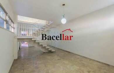 Imagem: A casa possui 4 Dormitórios, 2 Banheiros, 4 Vagas na garagem