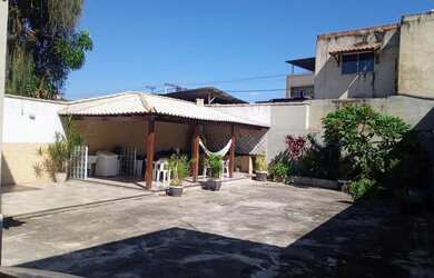 Imagem: A casa possui 3 Dormitórios, 2 Banheiros, 5 Vagas na garagem