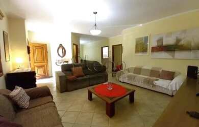 Imagem: A casa possui 4 Dormitórios, 2 Banheiros, 4 Vagas na garagem