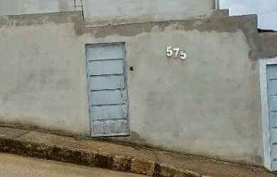 Imagem: A casa possui 2 Dormitórios, 1 Banheiro, 3 Vagas na garagem