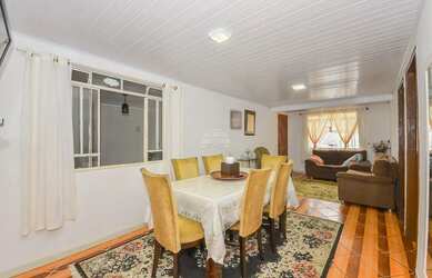 Imagem: A casa possui 5 Dormitórios, 4 Banheiros, 4 Vagas na garagem