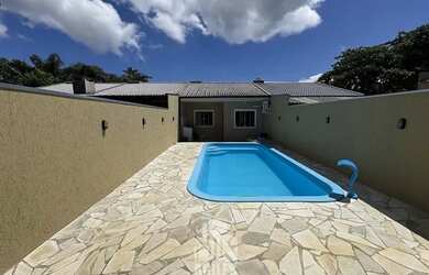 Imagem: A casa possui 2 Dormitórios, 2 Banheiros, 2 Vagas na garagem