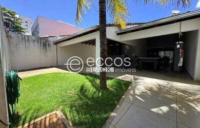 Imagem: A casa possui 3 Dormitórios, 3 Banheiros, 3 Vagas na garagem