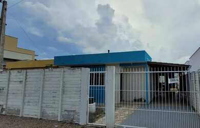 Imagem: A casa possui 3 Dormitórios, 1 Banheiro, 2 Vagas na garagem