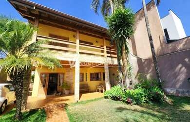 Imagem: A casa possui 3 Dormitórios, 5 Banheiros, 5 Vagas na garagem