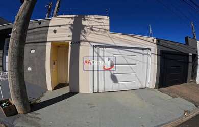 Imagem: A casa possui 2 Dormitórios, 1 Banheiro, 2 Vagas na garagem