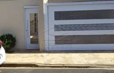 Imagem: A casa possui 3 Dormitórios, 2 Banheiros, 4 Vagas na garagem