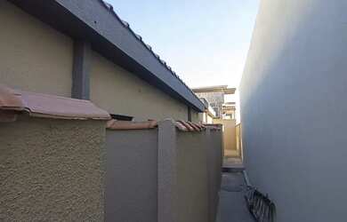 Imagem: A casa possui 1 Dormitório, 1 Banheiro, 1 Vaga na garagem