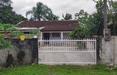 Imagem: A casa possui 2 Dormitórios, 1 Banheiro e 2 Vagas na garagem